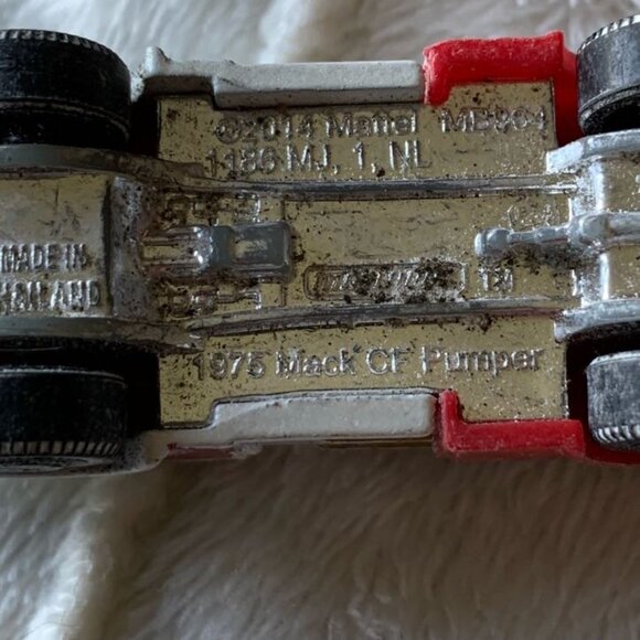 2014 Matchbox 1975 Mack CF Pumper Diecast Fire Truck MB864 - Picture 7 of 7